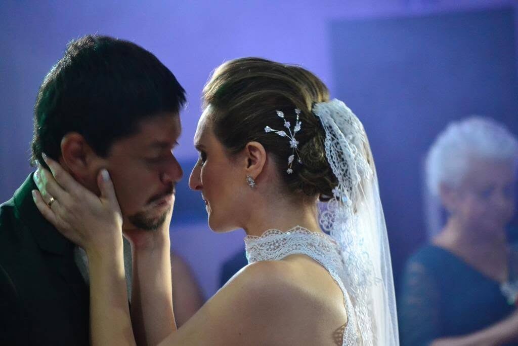 Noivos dançando abraçados na festa