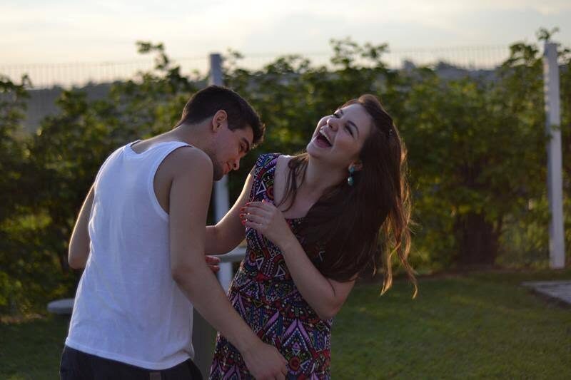 Casal rindo durante o ensaio