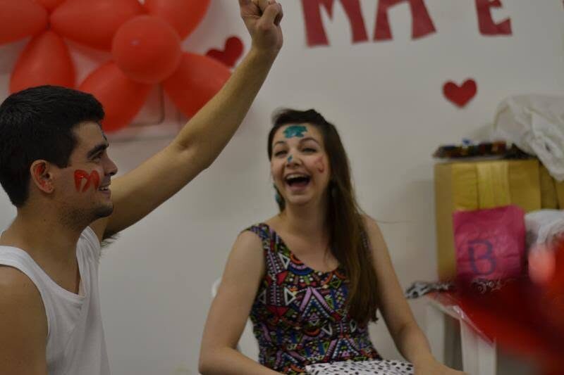 Casal comemorando em festa com balões